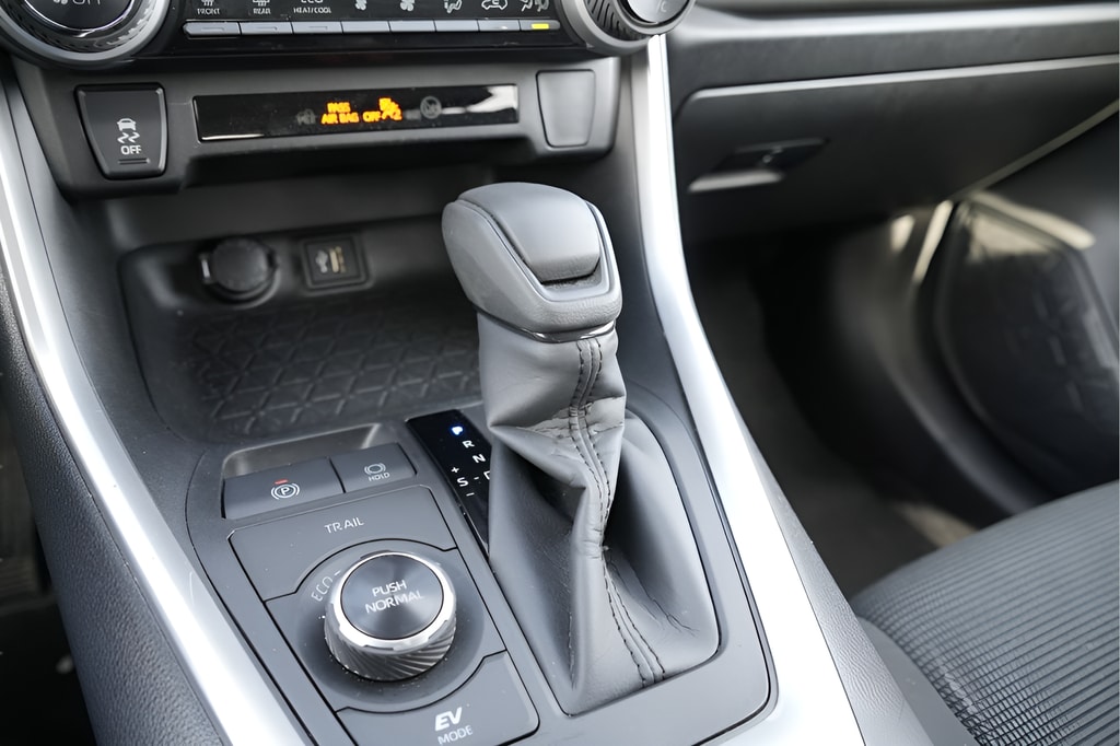 2025 Toyota RAV4 LE - Photo 29