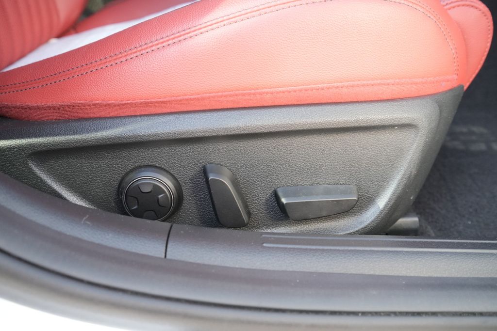 2023 GENESIS G70 - Image 14