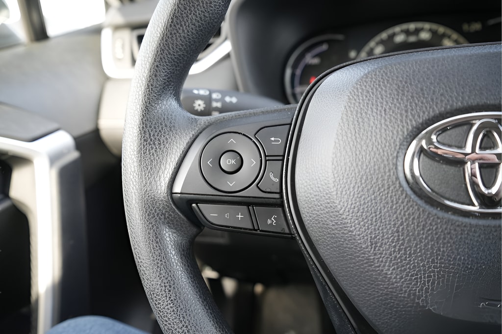 2025 Toyota RAV4 LE - Photo 25