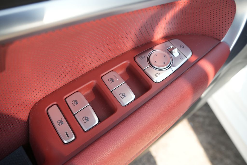 2023 GENESIS G70 - Image 23