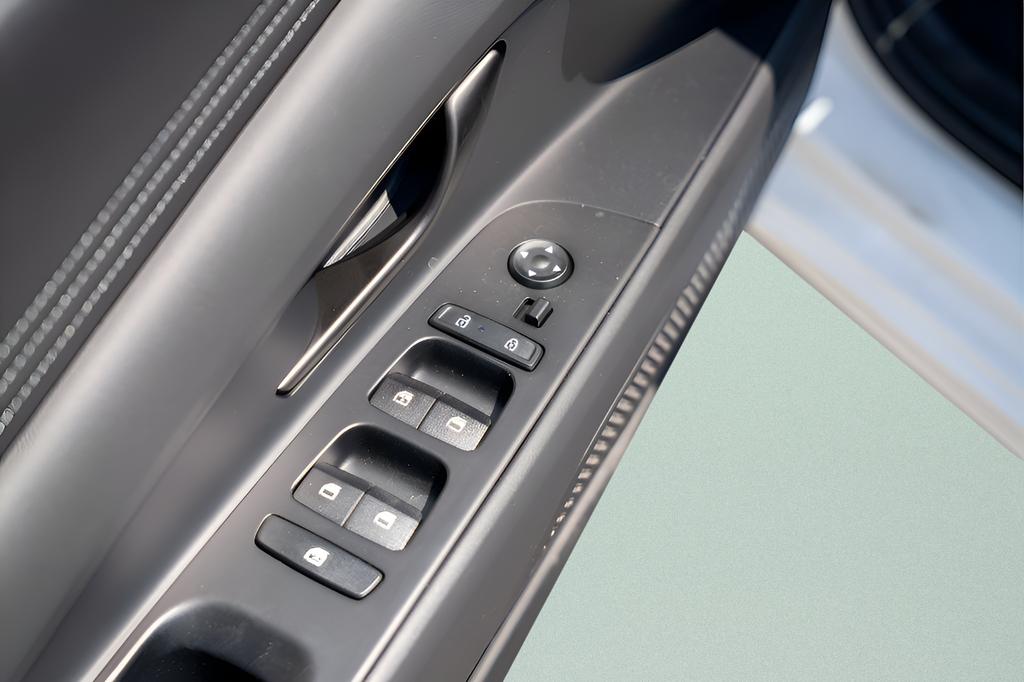 2025 Hyundai Elantra SEL - Photo 16