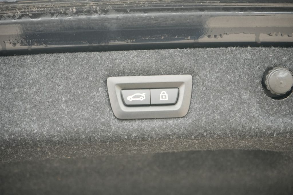 2021 BMW 530E - Image 11