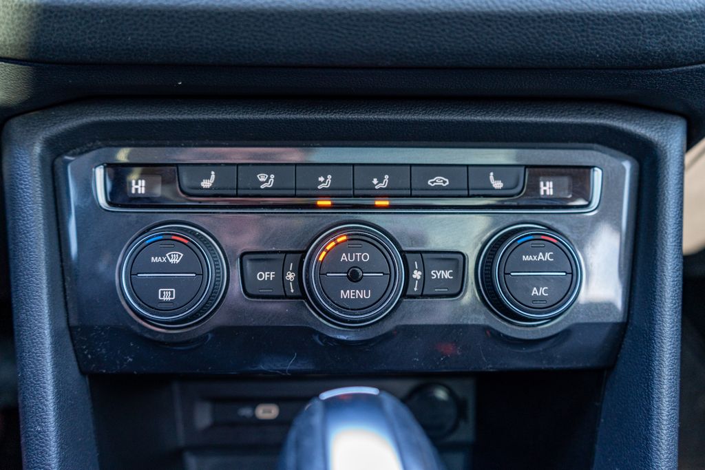 2021 VOLKSWAGEN TIGUAN - Image 32