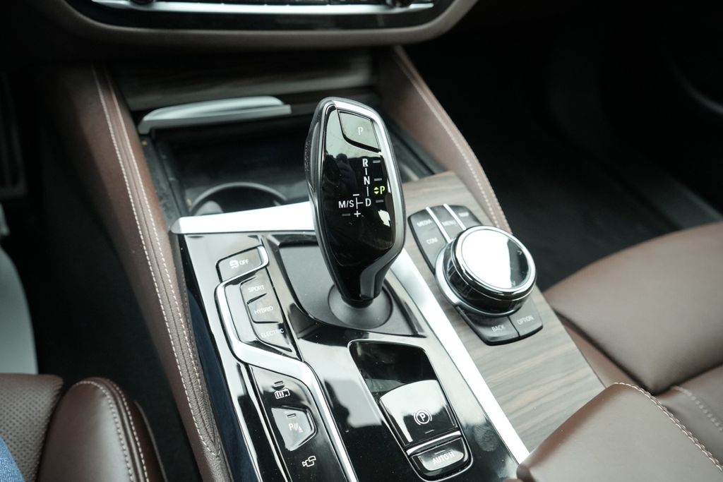 2021 BMW 530E - Image 38