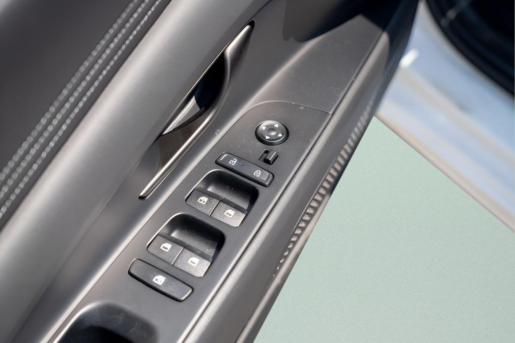 2025 Hyundai Elantra SEL - Photo 17