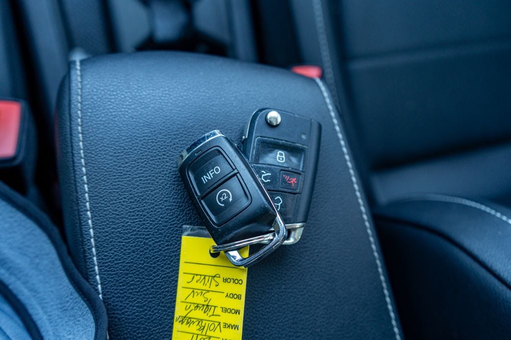 2021 VOLKSWAGEN TIGUAN - Image 35