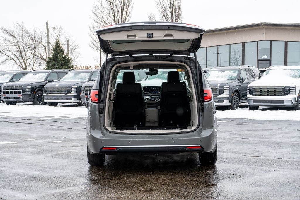2023 CHRYSLER PACIFICA - Image 12