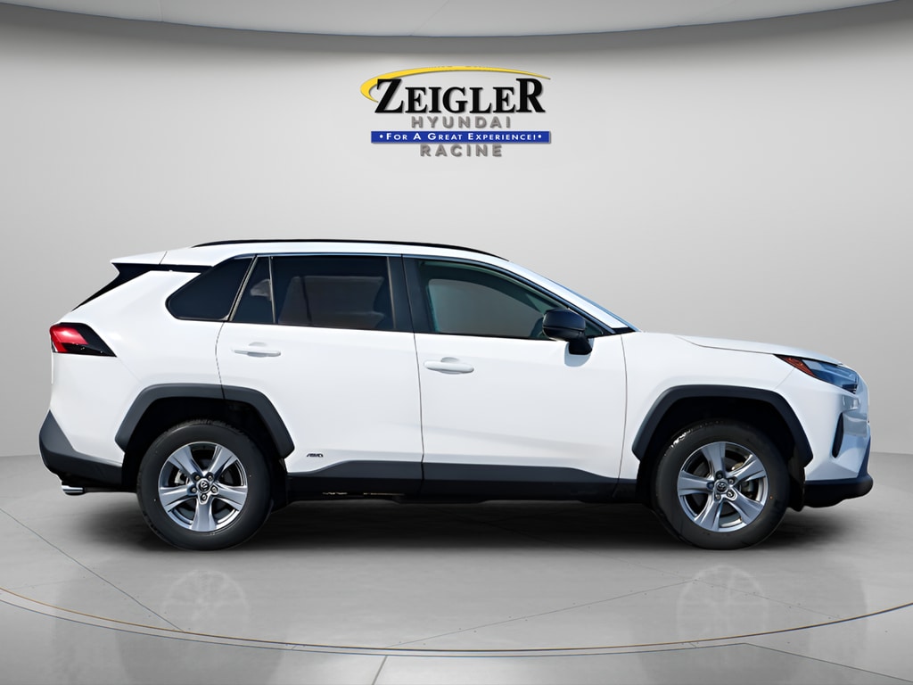 2025 Toyota RAV4 LE - Photo 9