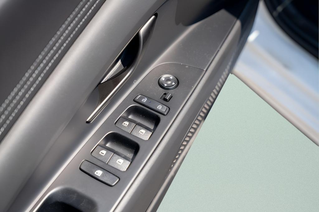 2025 Hyundai Elantra SEL - Photo 17