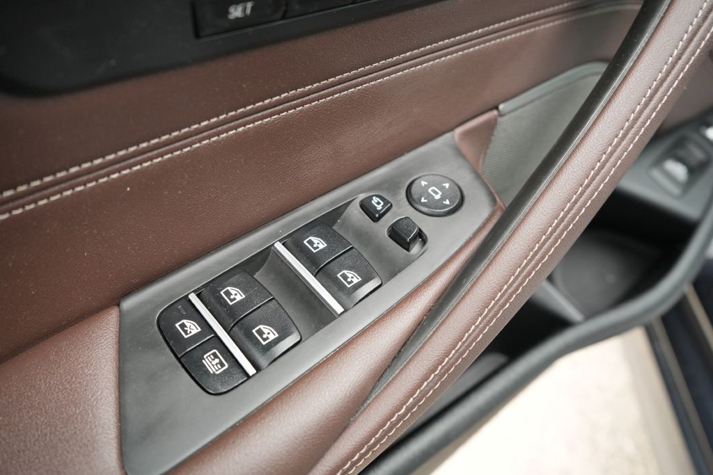 2021 BMW 530E - Image 25