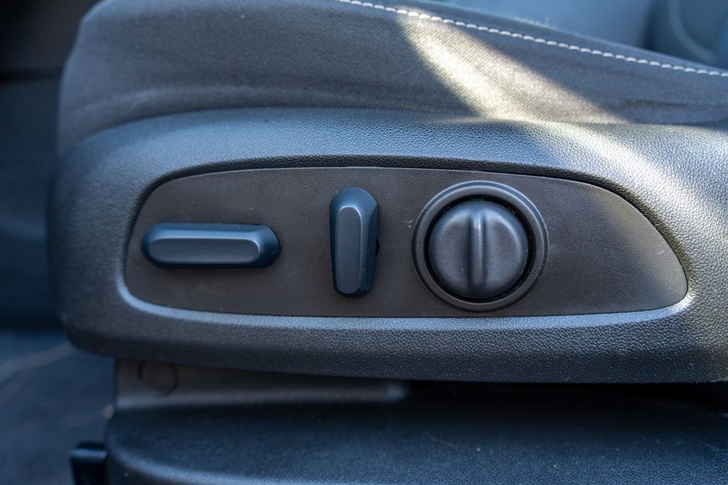 2023 GMC ACADIA - Image 24