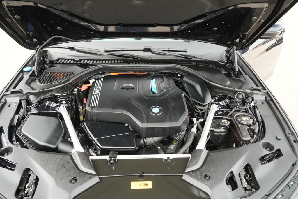 2021 BMW 530E - Image 24