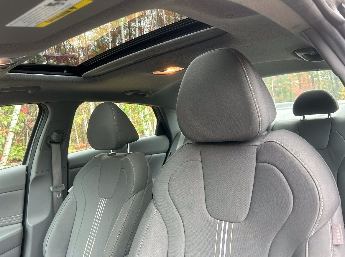 2025 Hyundai Elantra SEL - Photo 17