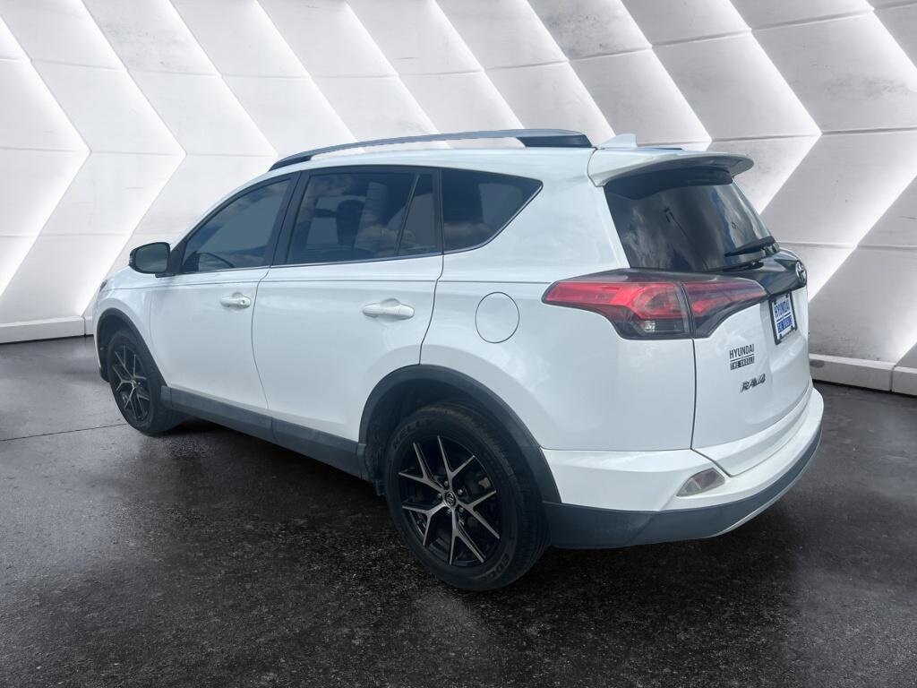 2016 Toyota RAV4 SE photo 2