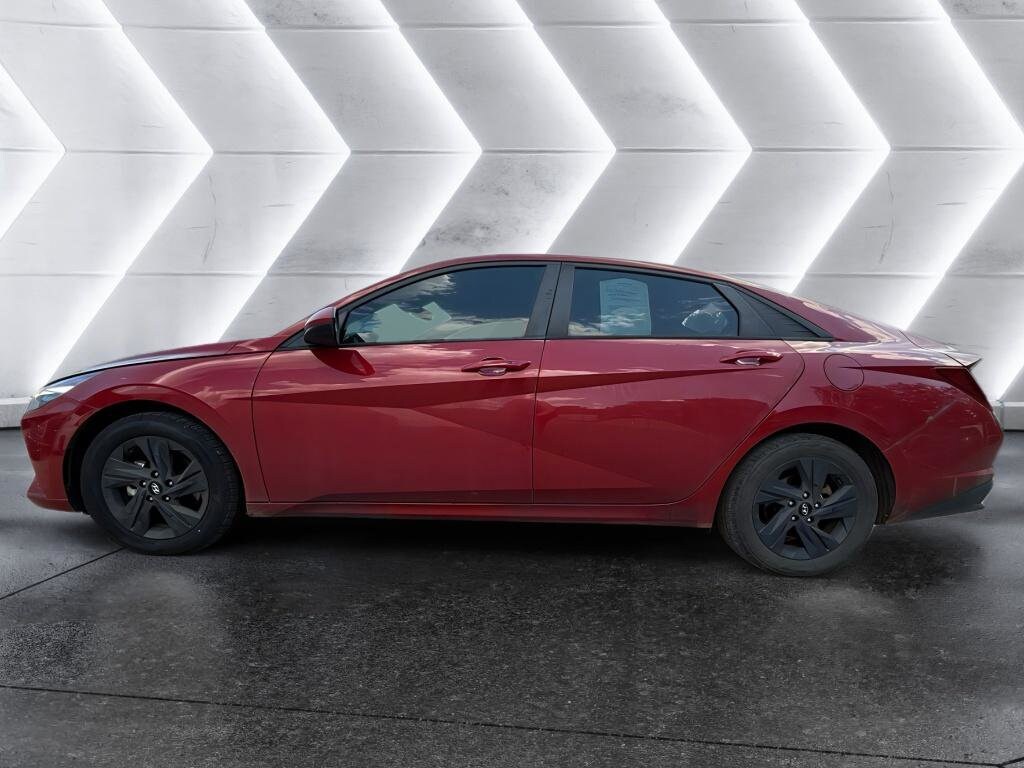 2022 Hyundai Elantra SEL photo 2