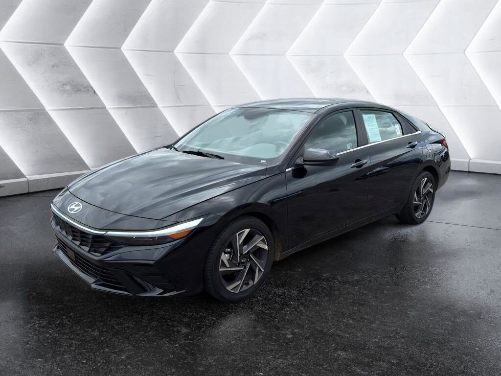 2024 Hyundai Elantra SEL Convenience photo 2