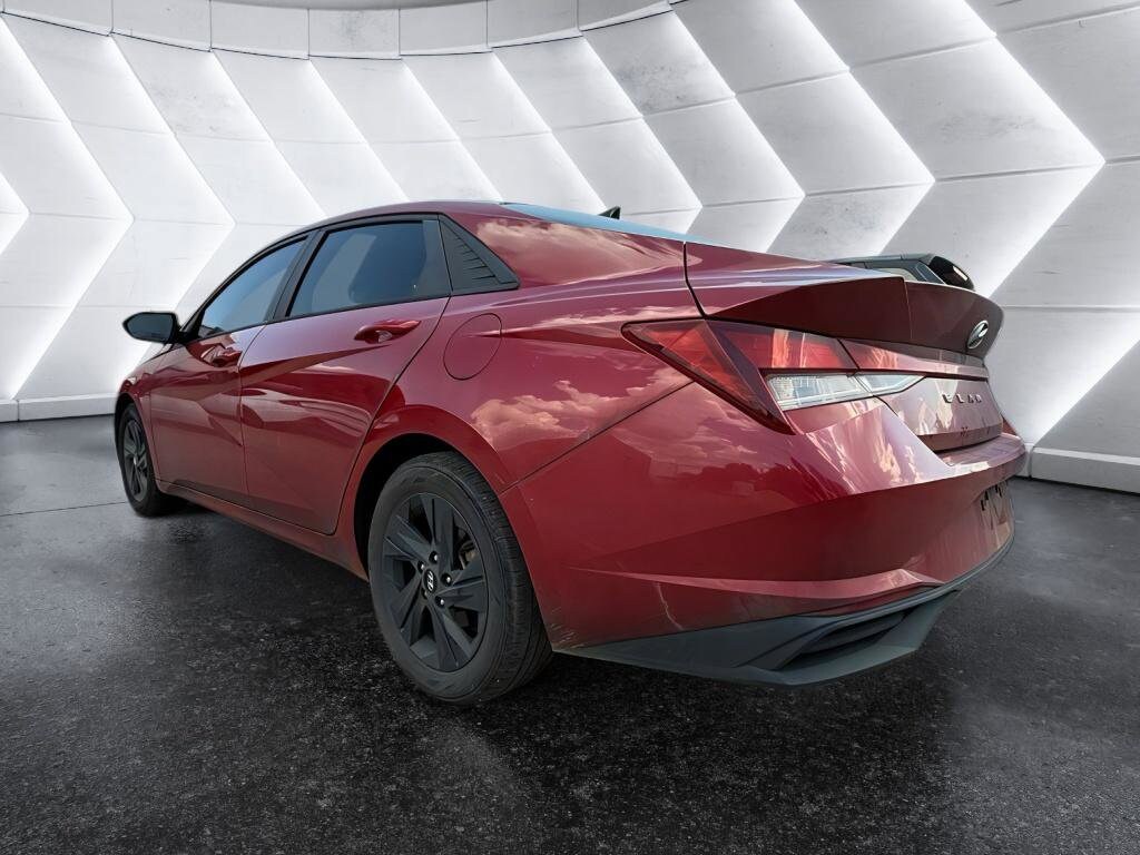 2022 Hyundai Elantra SEL photo 3