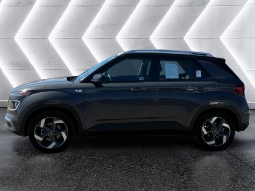 2025 Hyundai Venue Limited photo 2