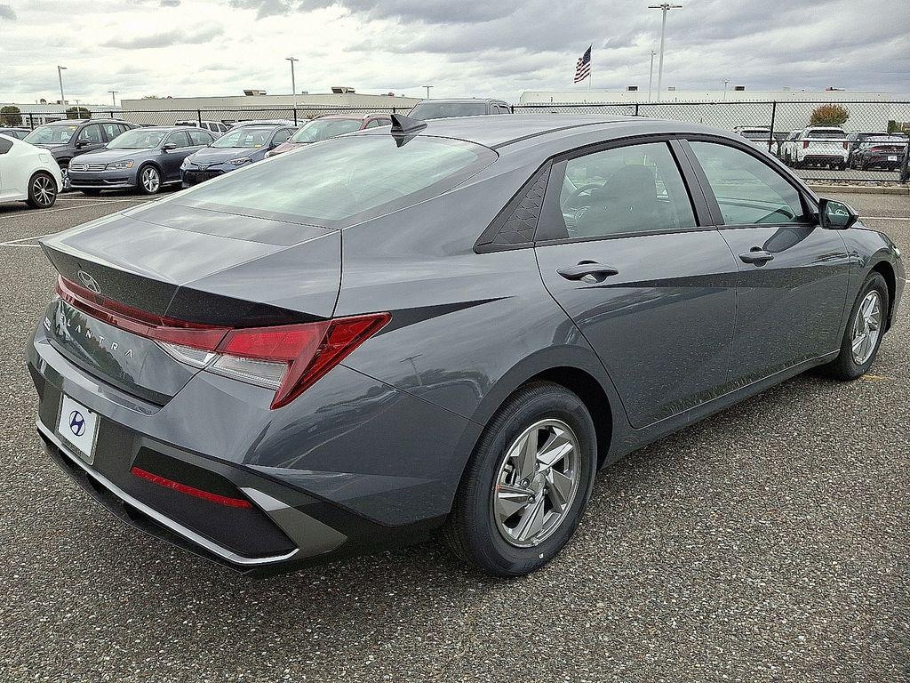 New 2025 Hyundai Elantra SE Sedan