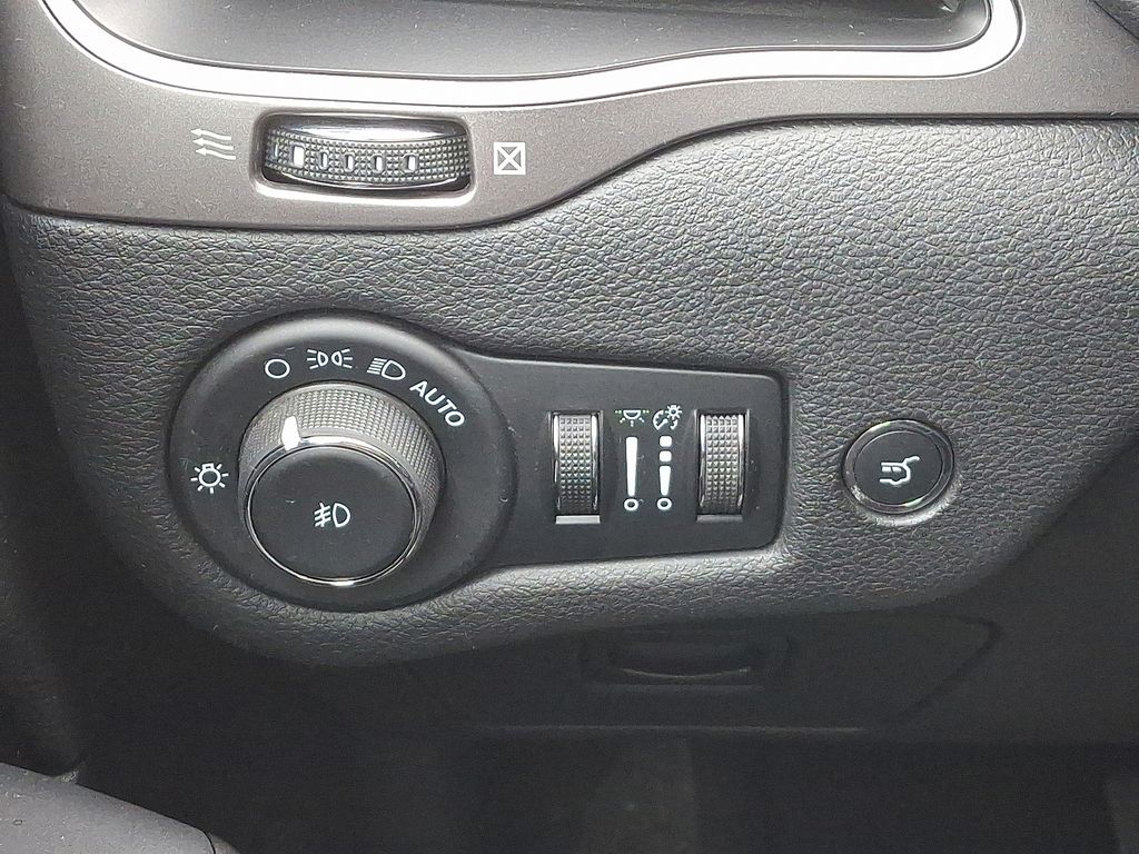 2021 Jeep Cherokee Latitude Lux - Photo 24