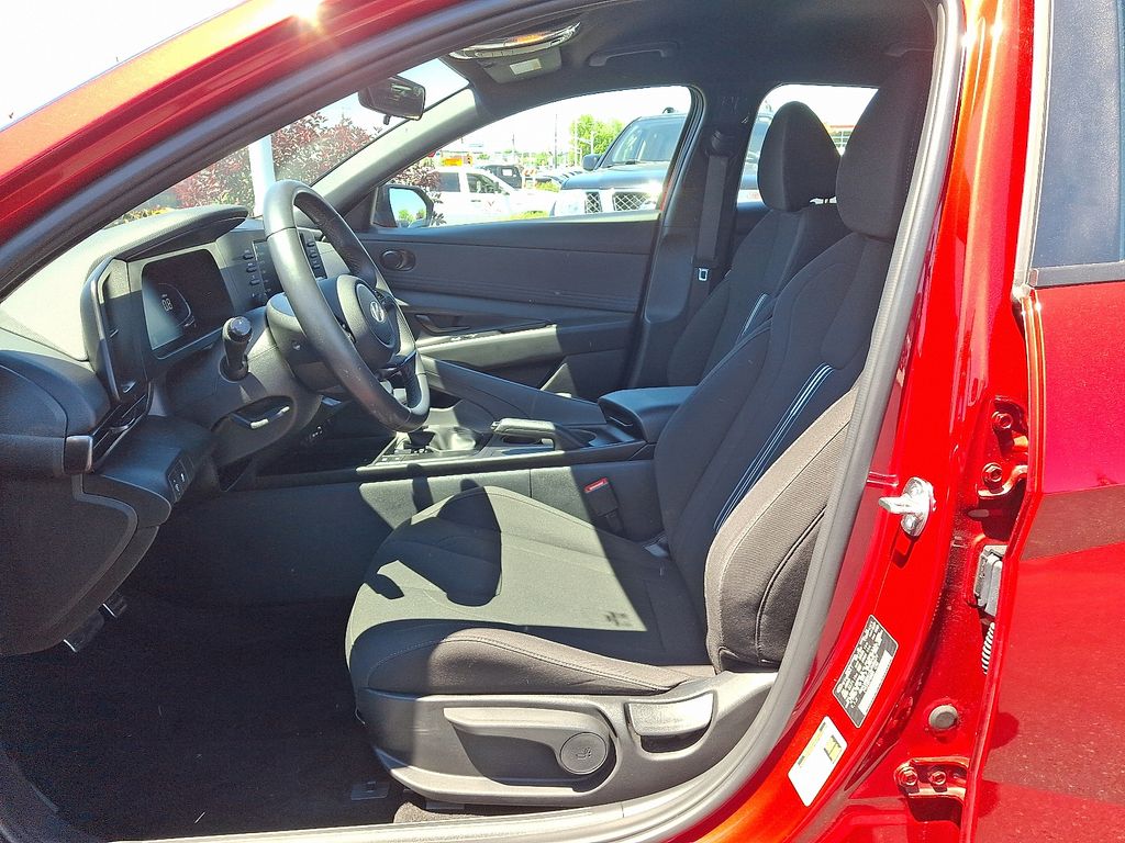 2025 Hyundai Elantra SEL - Photo 15
