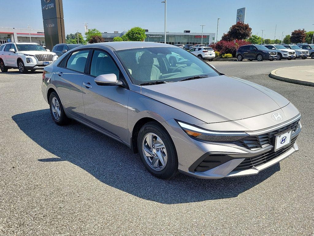 New 2026 Hyundai Elantra SE Sedan