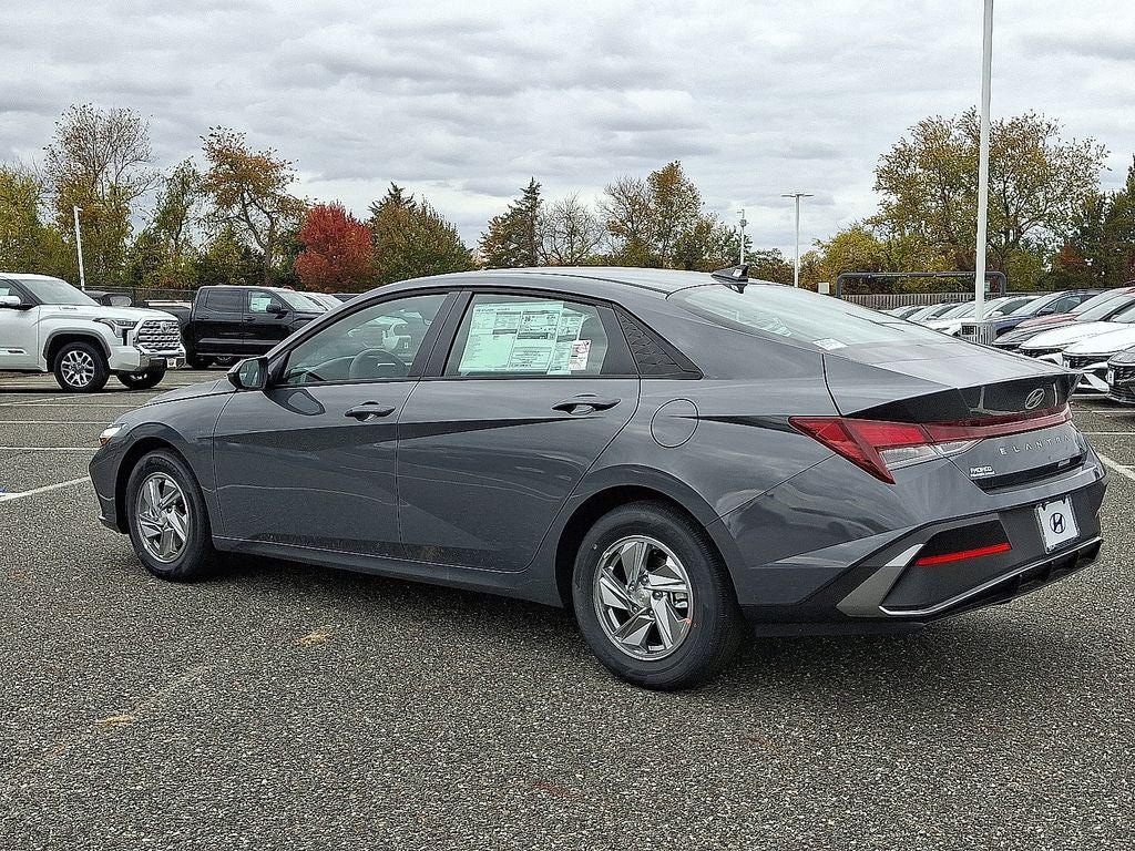 New 2025 Hyundai Elantra SE Sedan