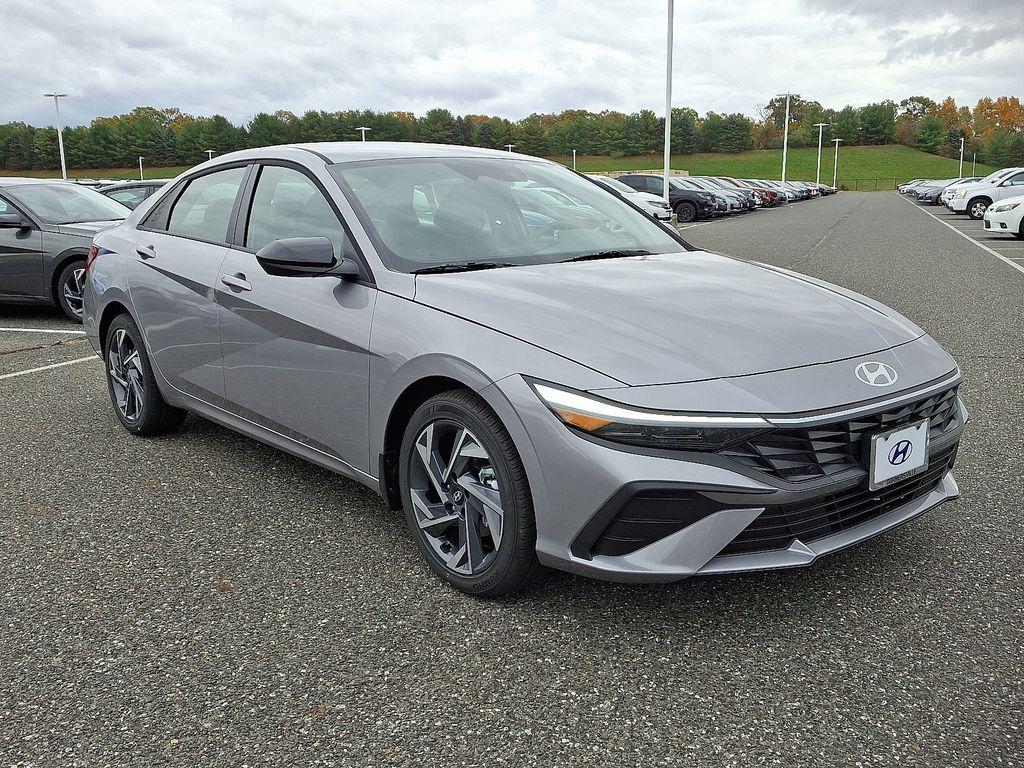 2025 Hyundai Elantra SEL Sport photo 2