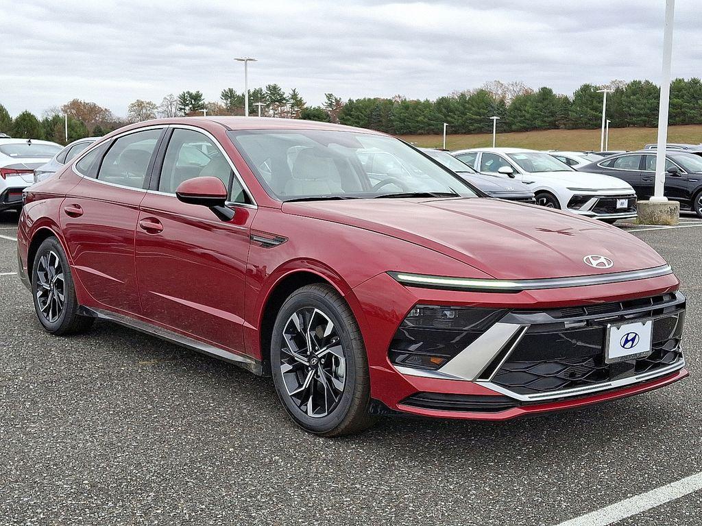 2025 Hyundai Sonata SEL photo 2