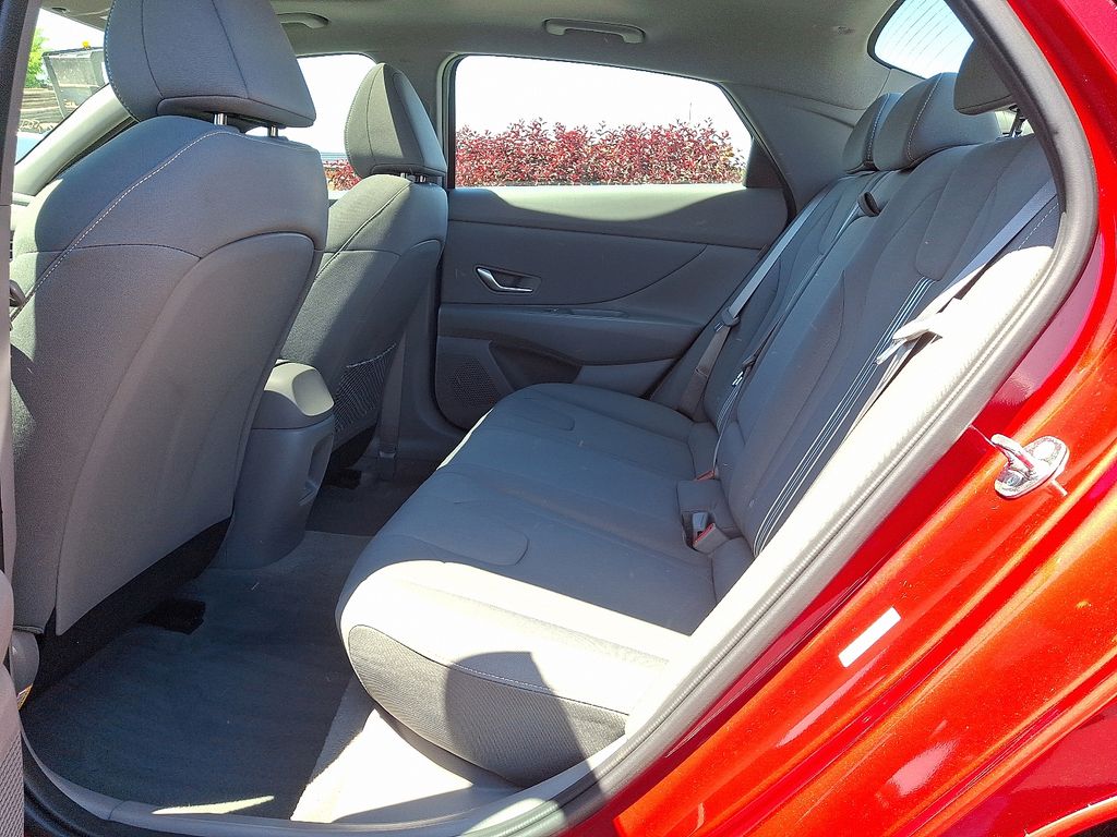 2025 Hyundai Elantra SEL - Photo 11