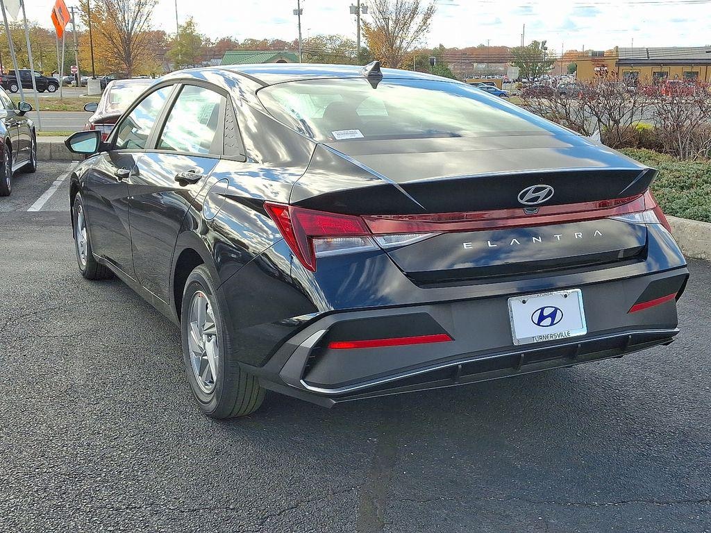 New 2025 Hyundai Elantra SE Sedan
