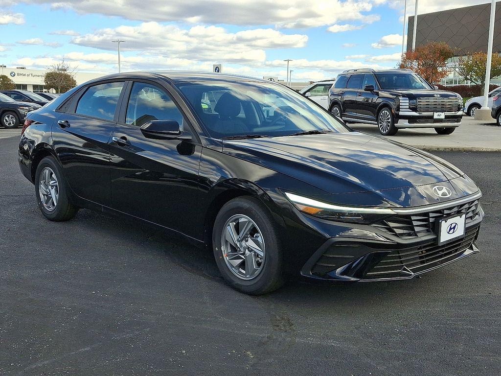 New 2025 Hyundai Elantra SE Sedan