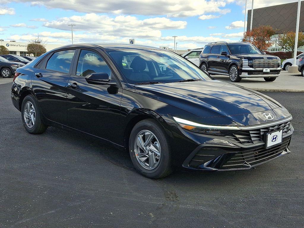 2025 Hyundai Elantra SE photo 2