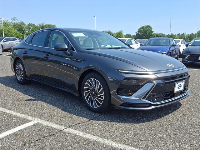 2025 Hyundai Sonata Hybrid Limited photo 2