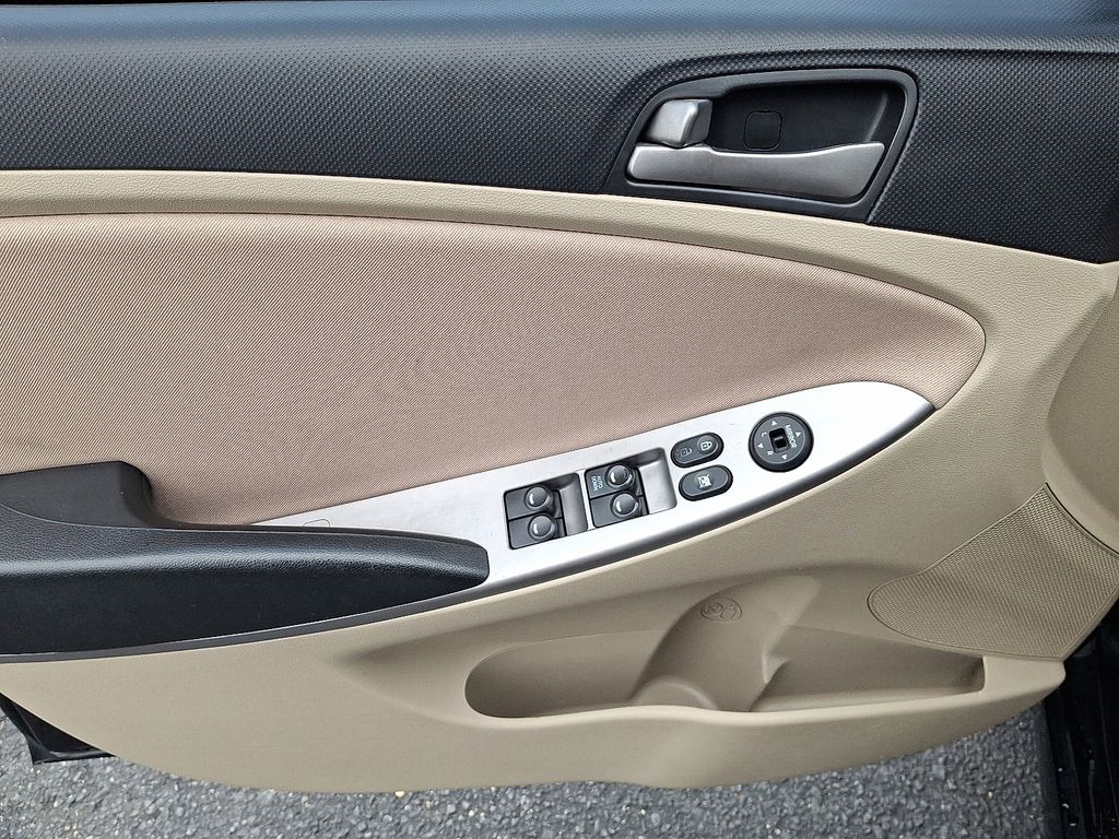 2016 Hyundai Accent SE - Photo 14