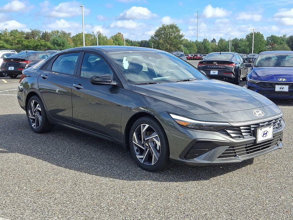 2025 Hyundai Elantra SEL Sport photo 2