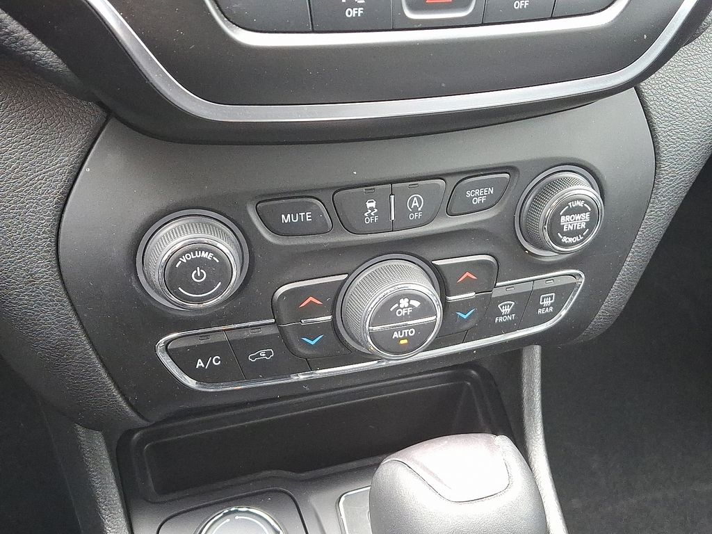 2021 Jeep Cherokee Latitude Lux - Photo 17
