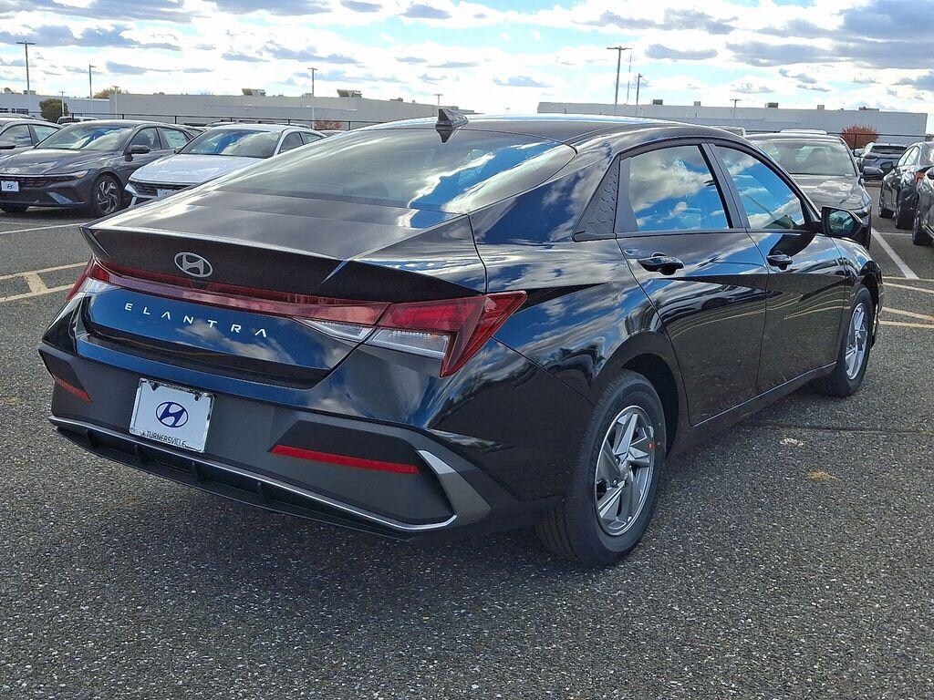 New 2026 Hyundai Elantra SE Sedan