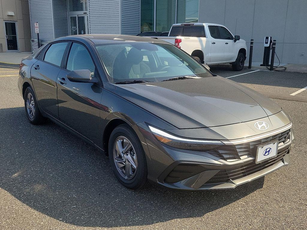New 2026 Hyundai Elantra SE Sedan