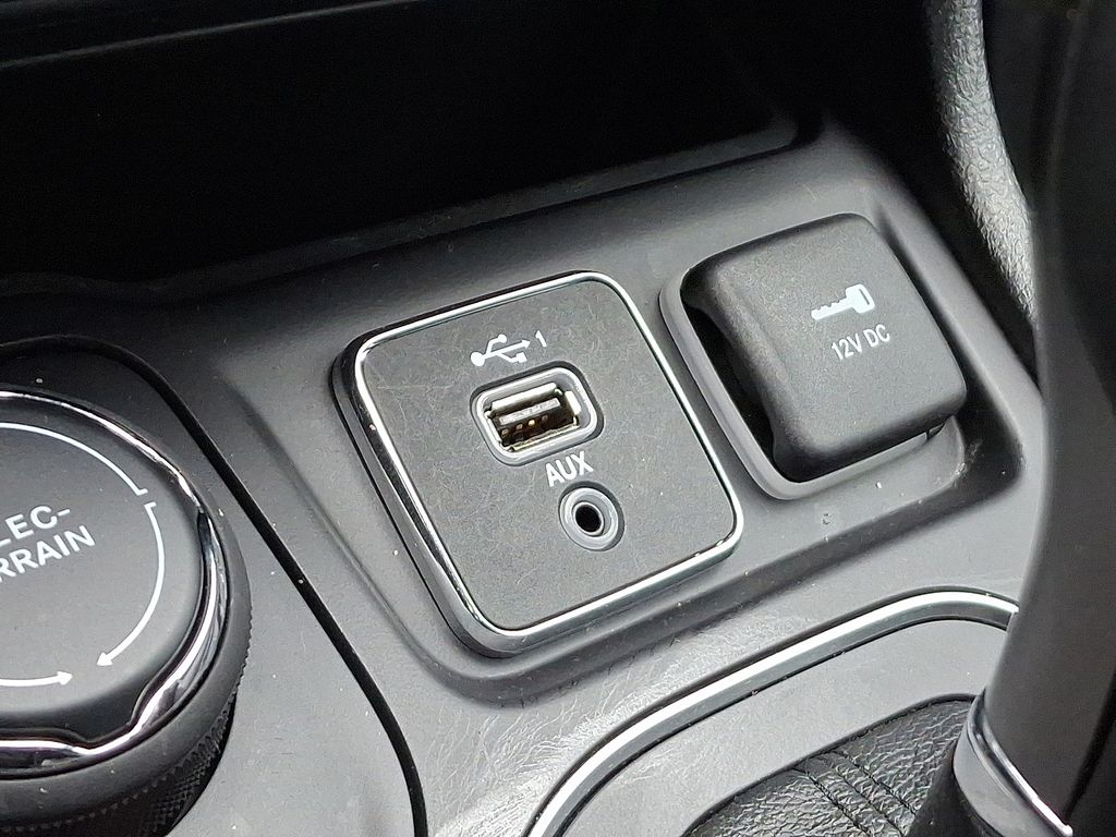 2021 Jeep Cherokee Latitude Lux - Photo 26