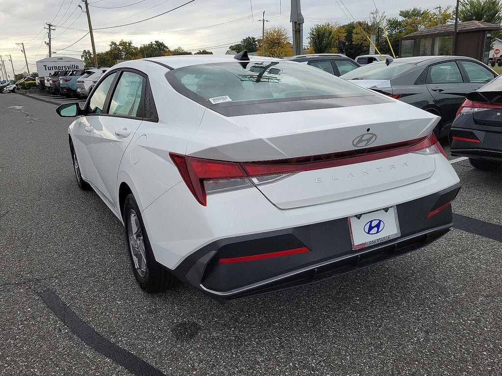 New 2025 Hyundai Elantra SE Sedan