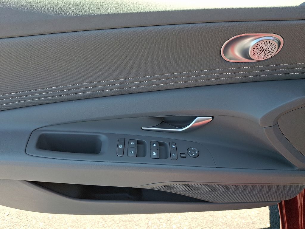 2025 Hyundai Elantra SEL - Photo 14