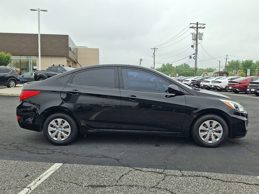 2016 Hyundai Accent SE - Photo 8