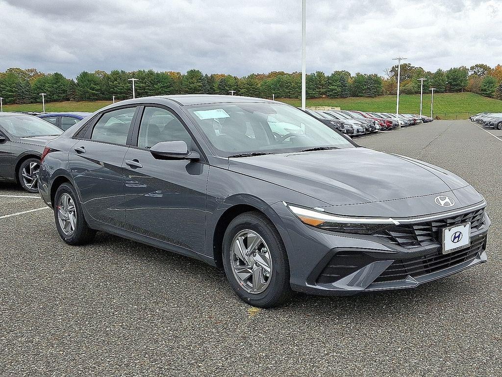 New 2025 Hyundai Elantra SE Sedan