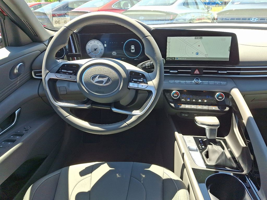 2025 Hyundai Elantra SEL - Photo 13