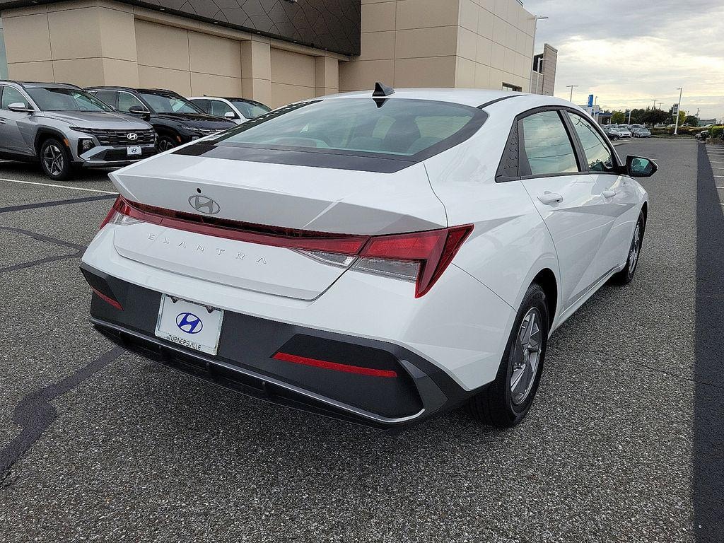 New 2025 Hyundai Elantra SE Sedan
