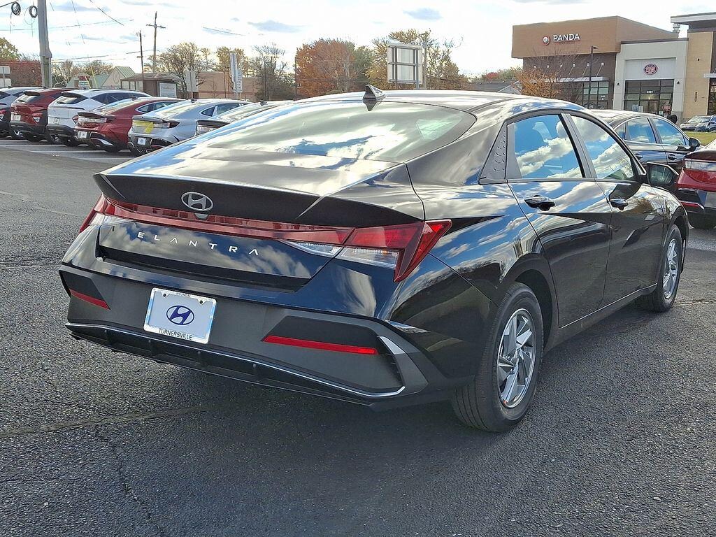 New 2025 Hyundai Elantra SE Sedan