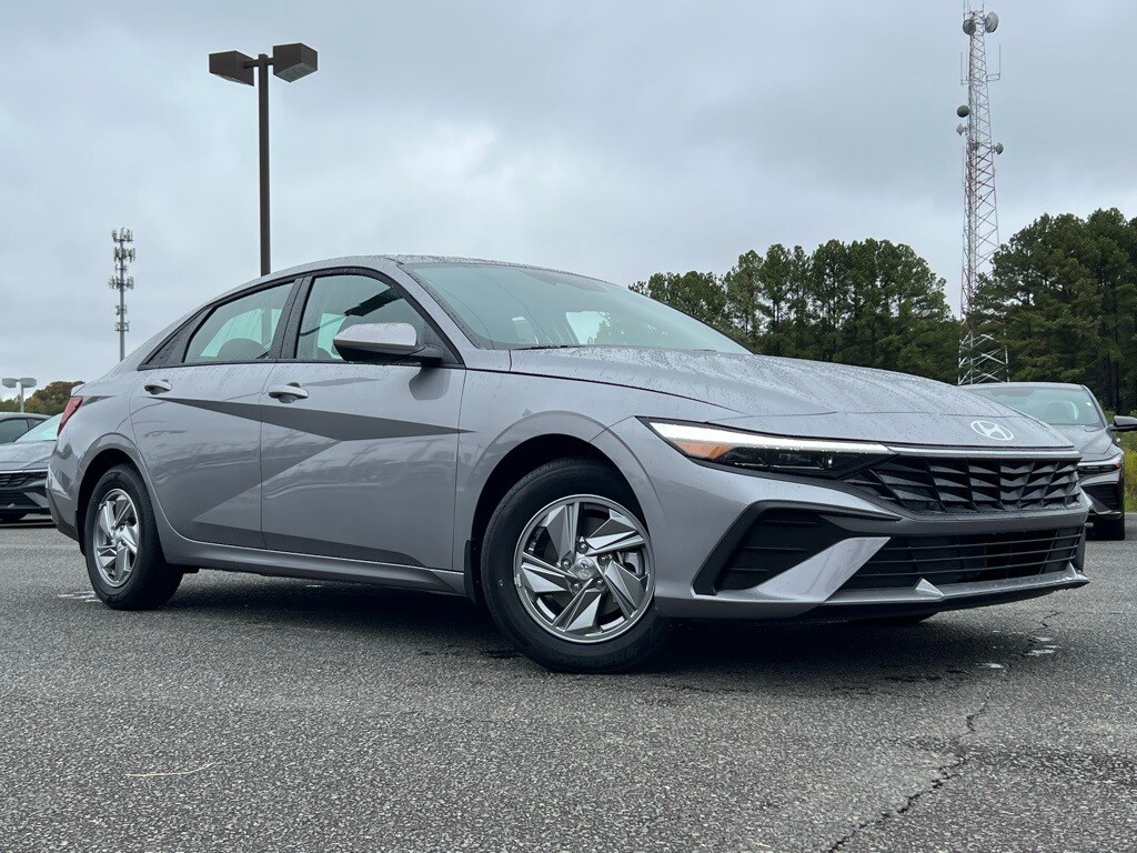 2026 Hyundai Elantra SE photo 2