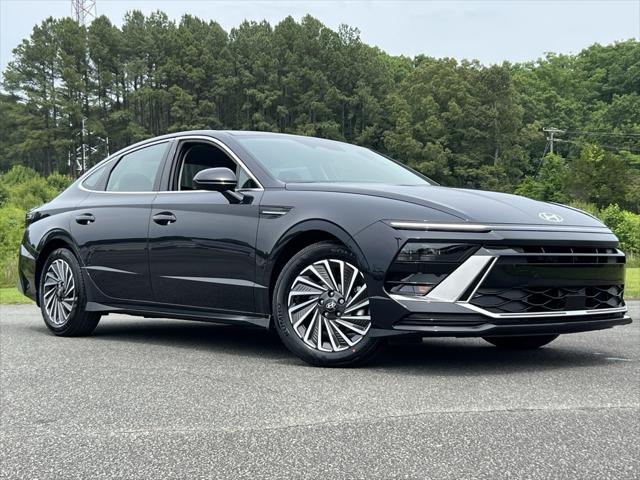 2025 Hyundai Sonata Hybrid SEL photo 2