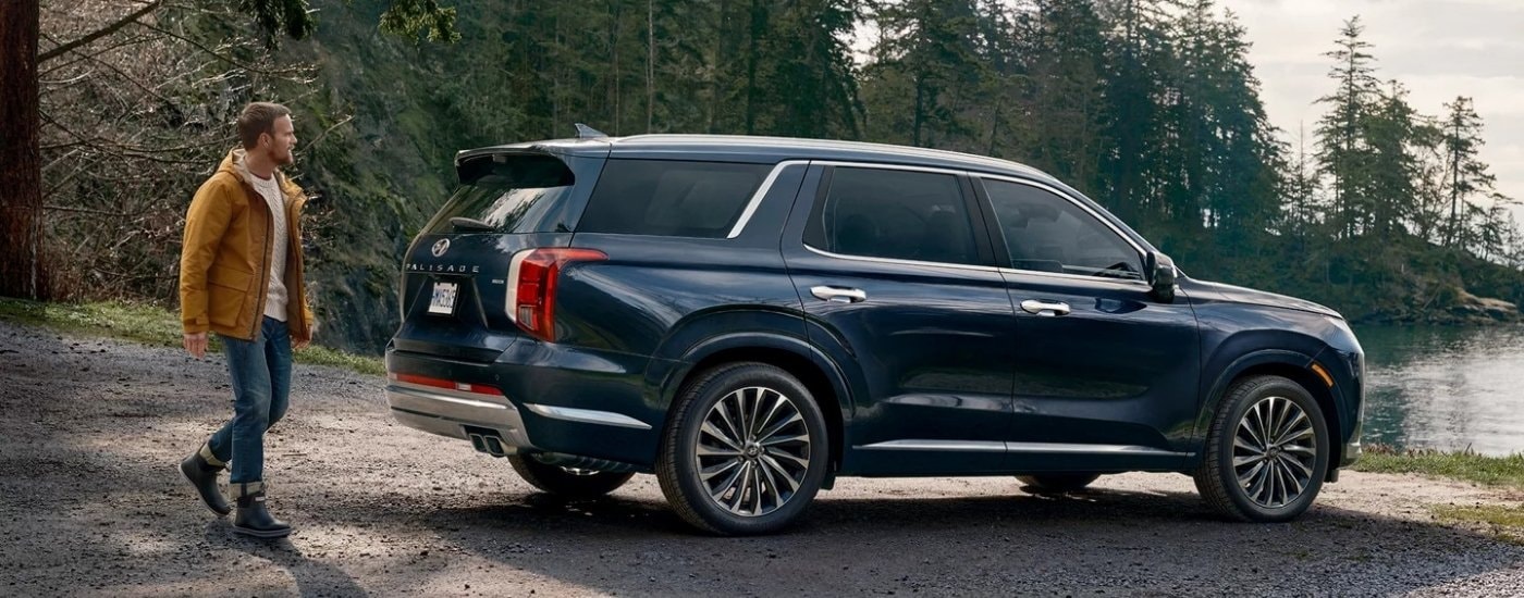 A blue 2025 Hyundai Palisade from the side.